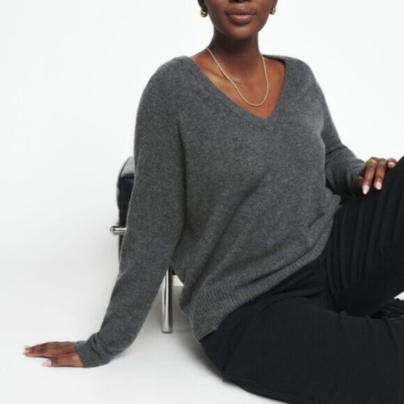 Aritzia Sweaters - Aritzia Wilfred Dark Gray Grey Wool Cashmere V-Neck Relaxed Fit Sweater Size XS